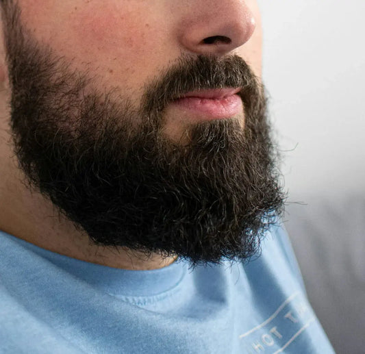 homme barbe clairsemee